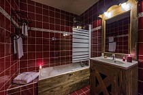 Chalet Val 2400 Val Thorens - badkamer met wastafel en bad